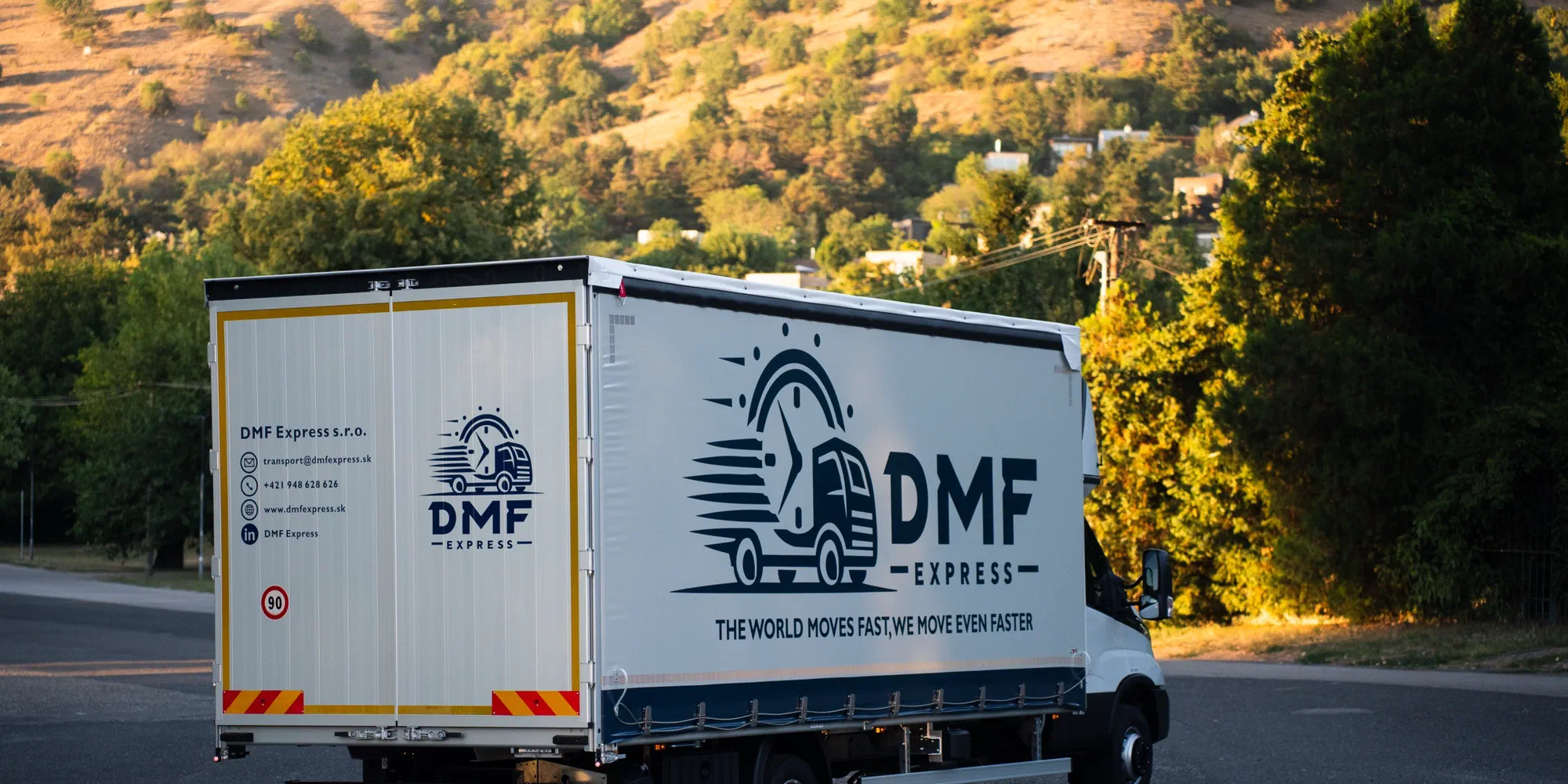 Zadná časť plachtového vozidla DMF Express s miestom na výstražné tabule pre ADR prepravu