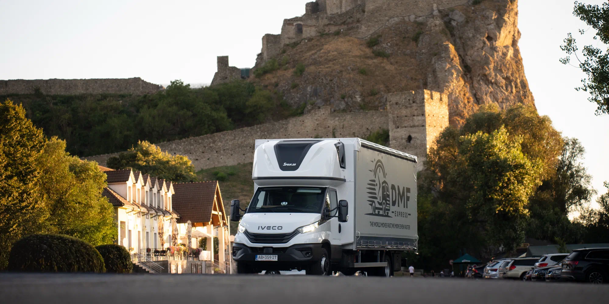 Vozidlo DMF Express na európskej ceste pri celovozovej zásielke