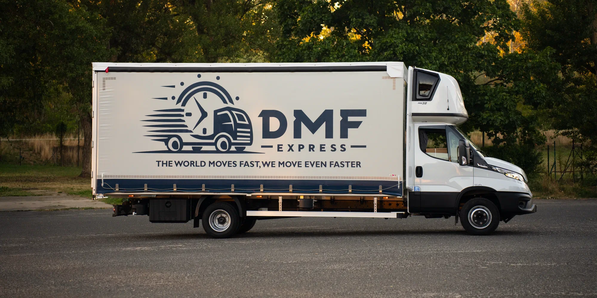 Plachtové vozidlo DMF Express Iveco Daily do 7,2 t z boku s celou plachtovou nadstavbou
